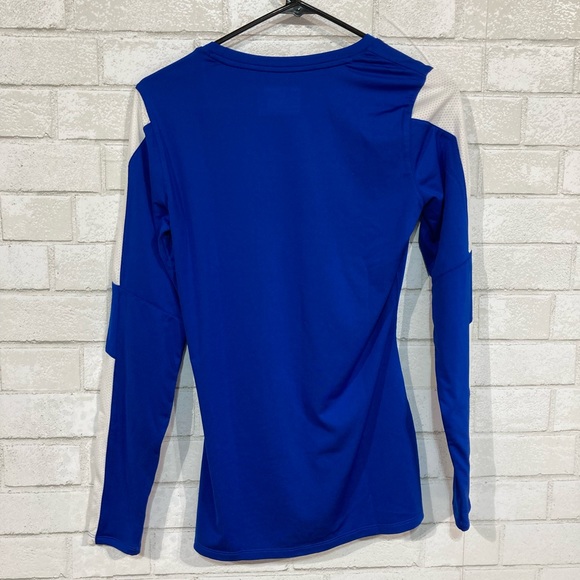 Under Armour Women’s Fitted Hear Gear Shirt - Picture 2 of 6